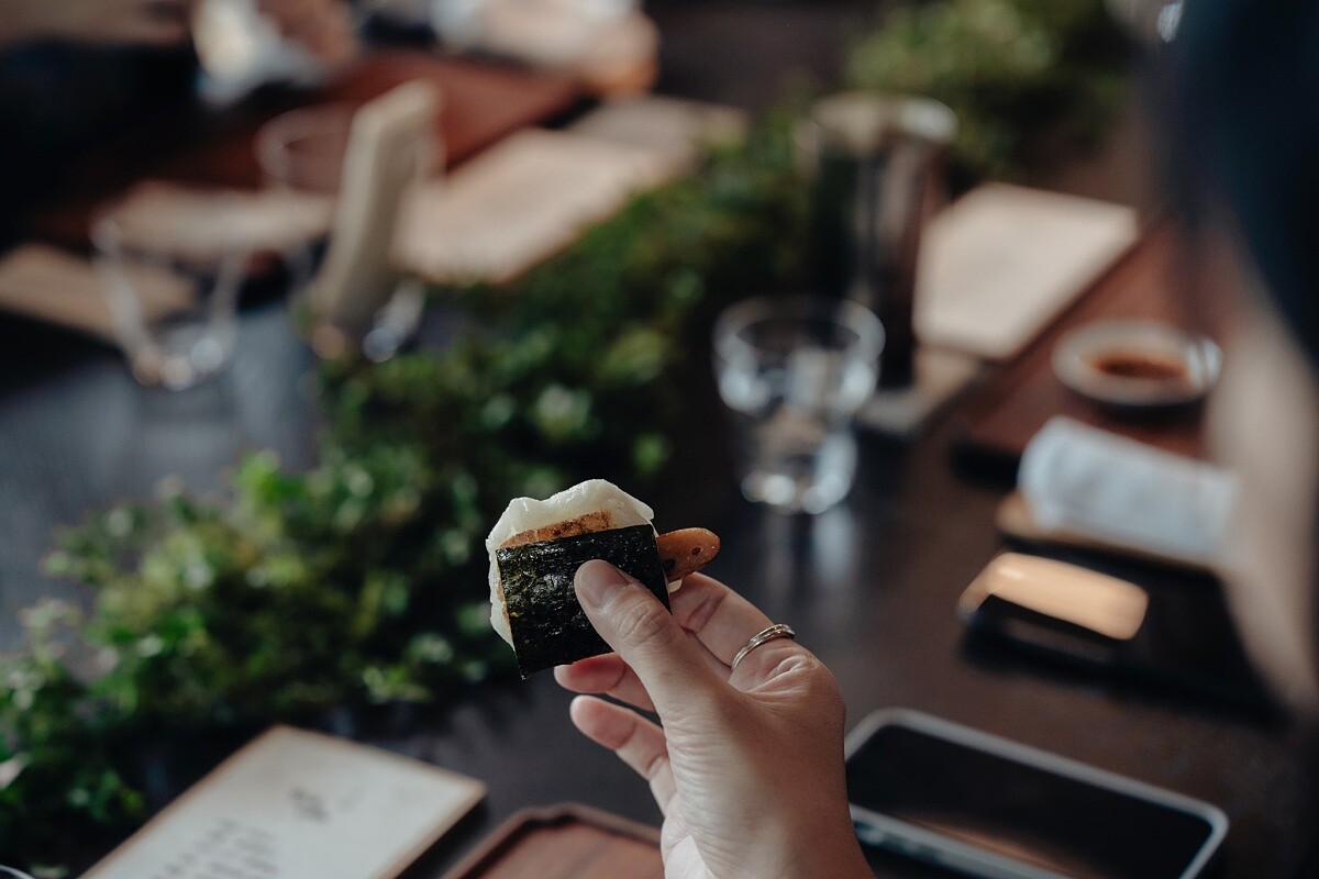 海苔、日式年糕、烏魚子的新奇搭配。