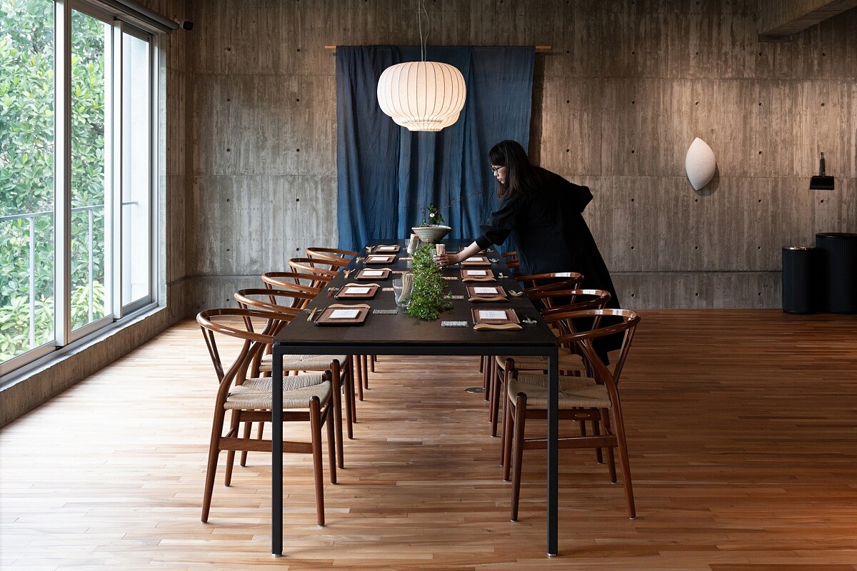 以深綠色的苔黃楊、花梨木紅炭棕長盤佈置。