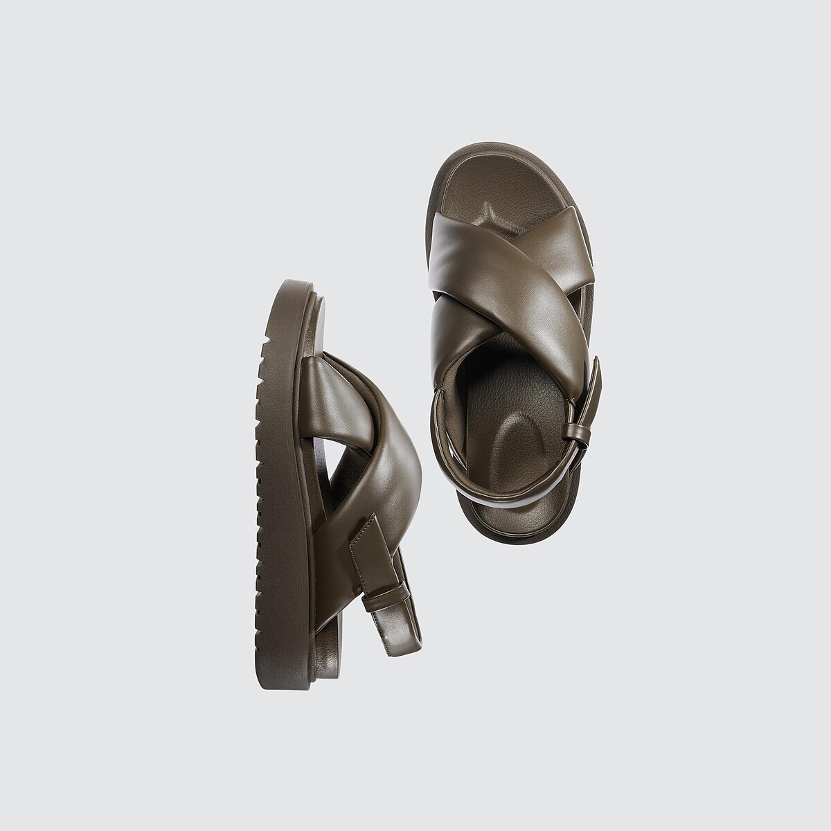 交叉帶涼鞋,NT$1290。