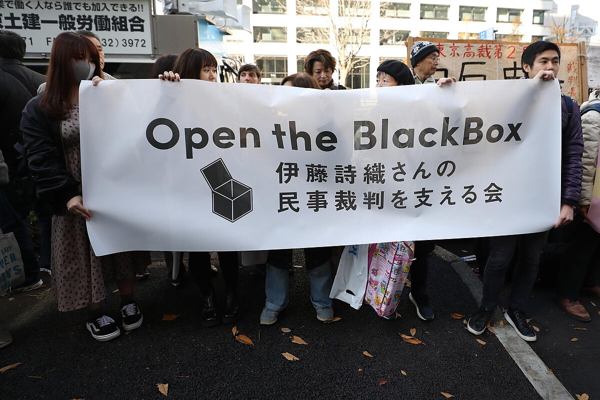 2019年,在法庭外支持伊藤詩織的民眾。