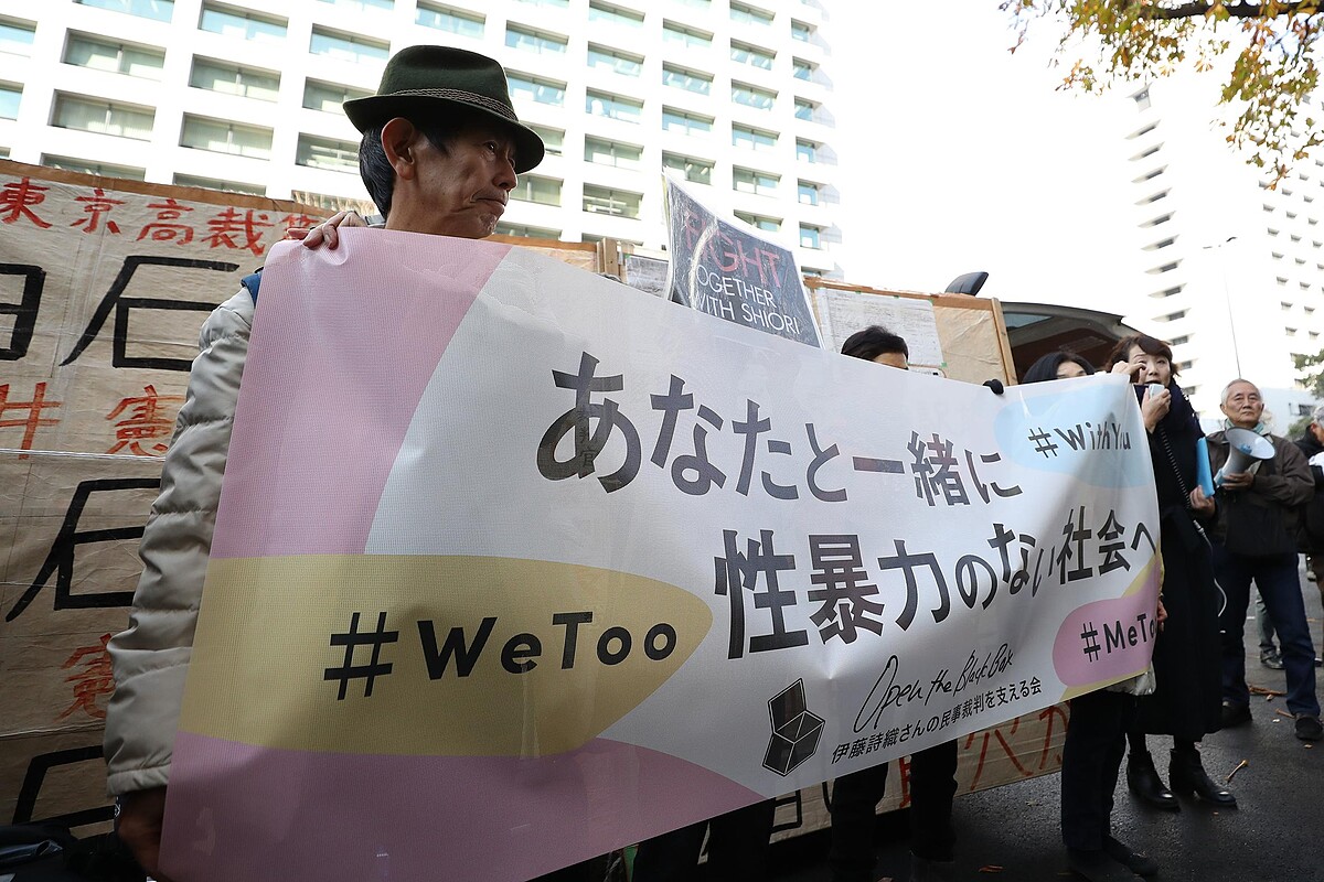 2019年,在法庭外支持伊藤詩織的民眾。