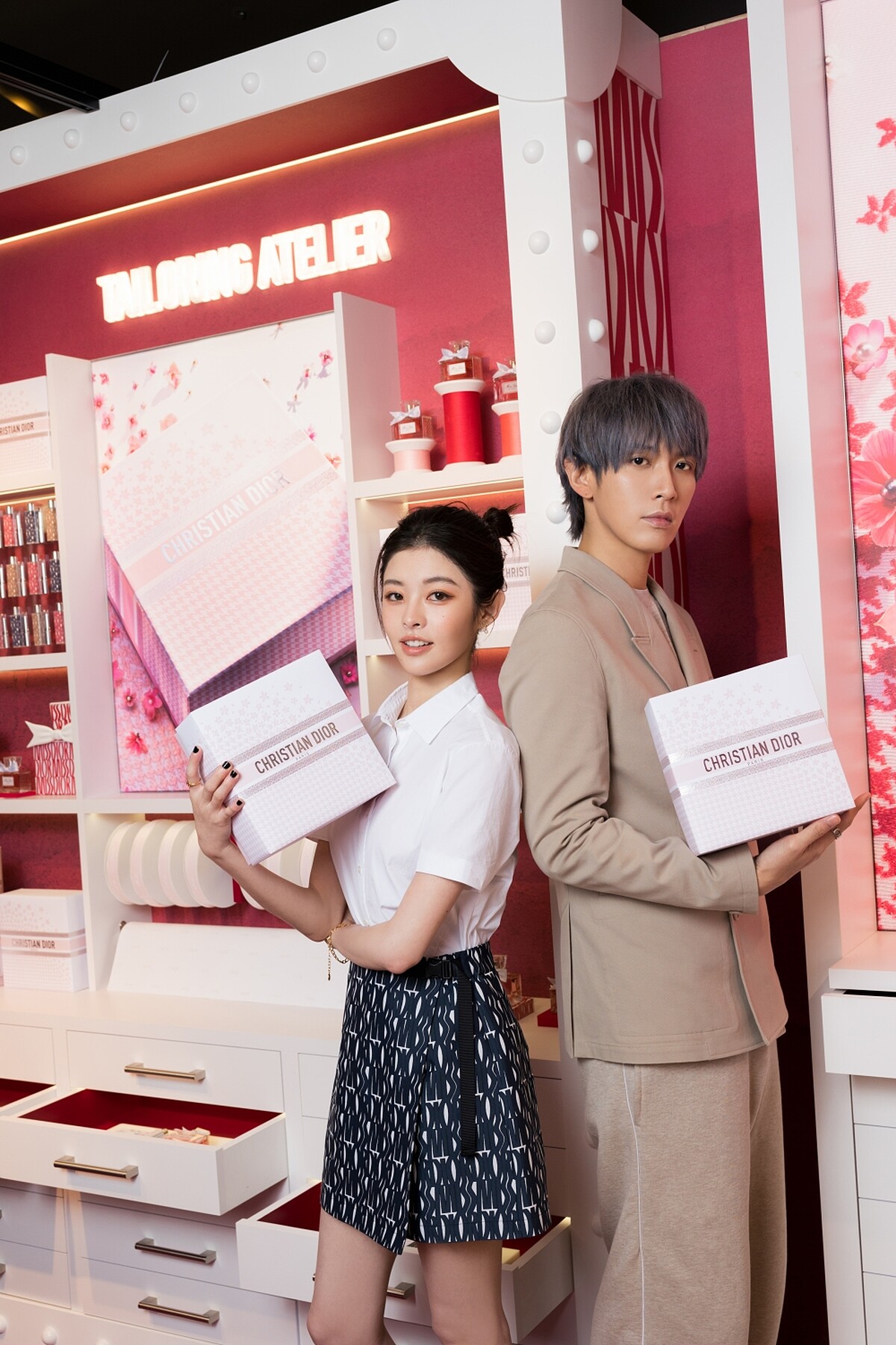 迪奧品牌摯友柯震東與詹子萱手持情人節限量包裝情境照。