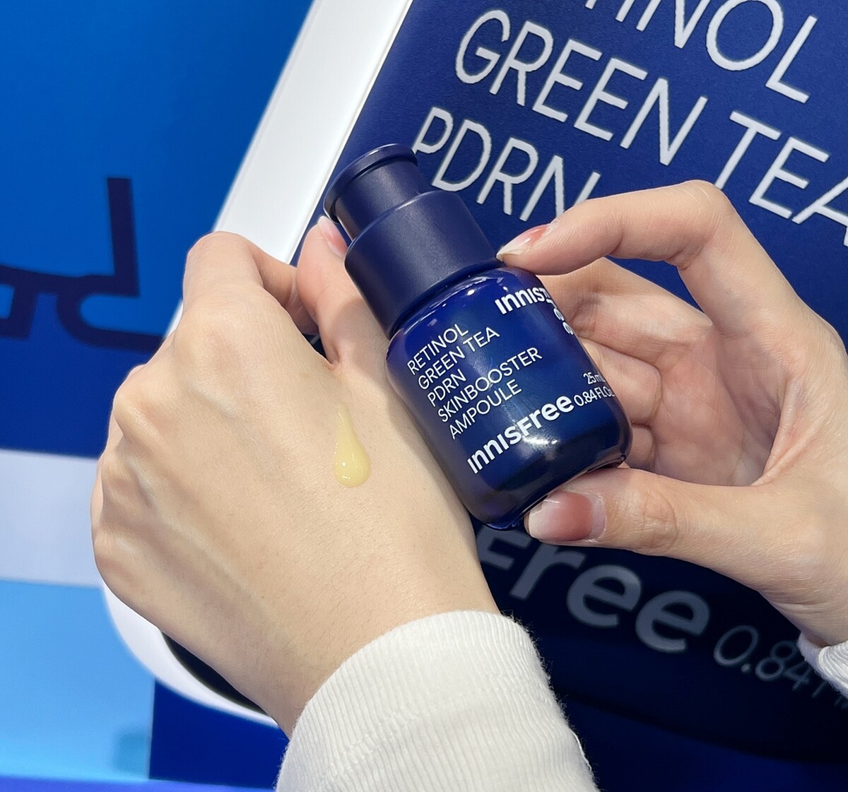 INNISFREE 1%A醇PDRN水光安瓶質地示意。