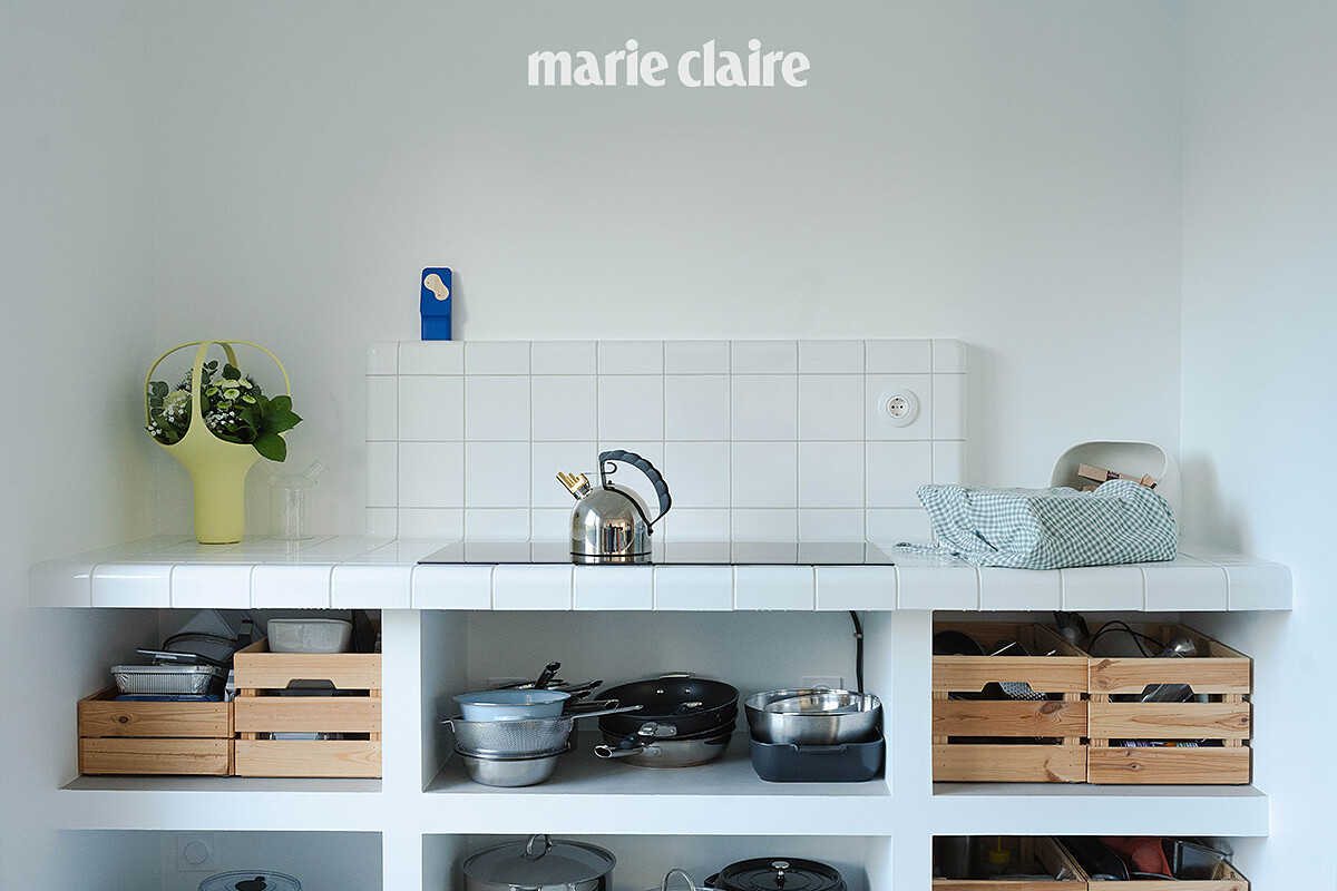 設計師 Ionna Vautrin 的廚房,整齊有序,透過開放式收納讓空間顯得輕盈通透。