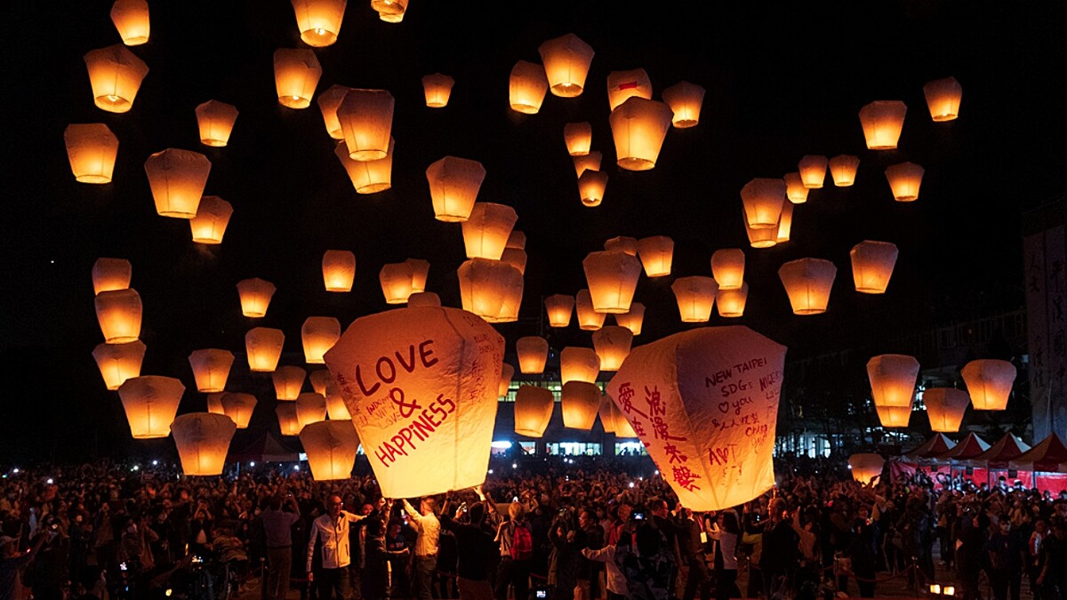 2025平溪天燈節有兩場!首創「天燈蛇影秀」震撼夜空、雙心主燈浪漫升空