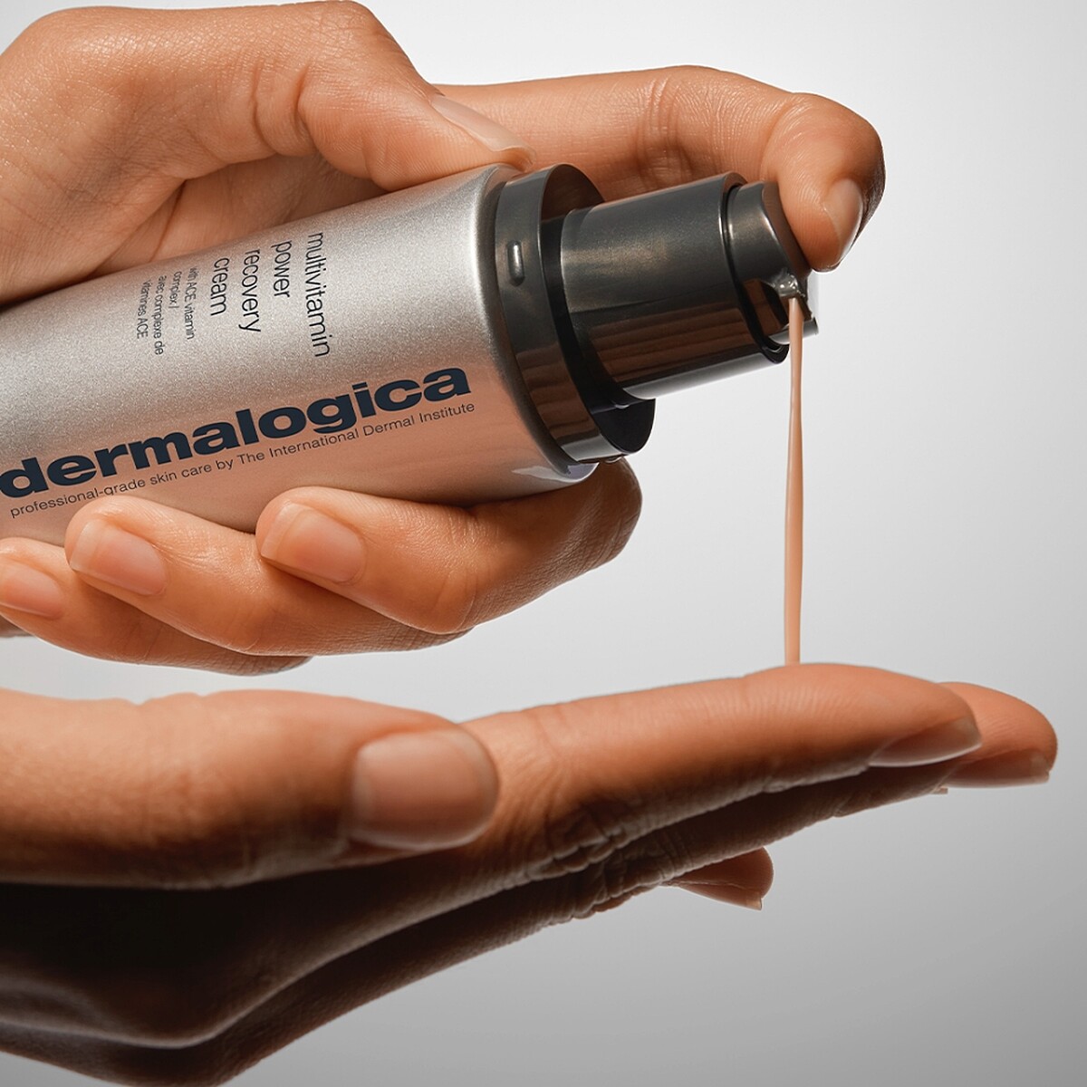 德卡多重維他命超能乳霜質地示意。