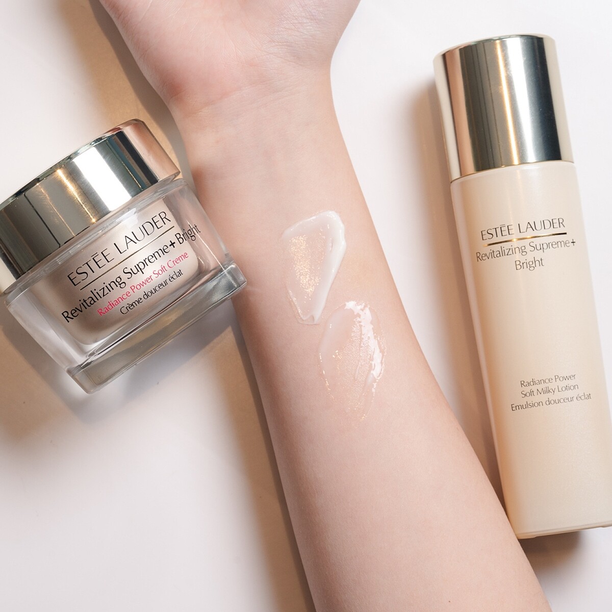 雅詩蘭黛年輕無敵亮白淡斑膠原霜、年輕無敵亮白淡斑水凝乳質地。