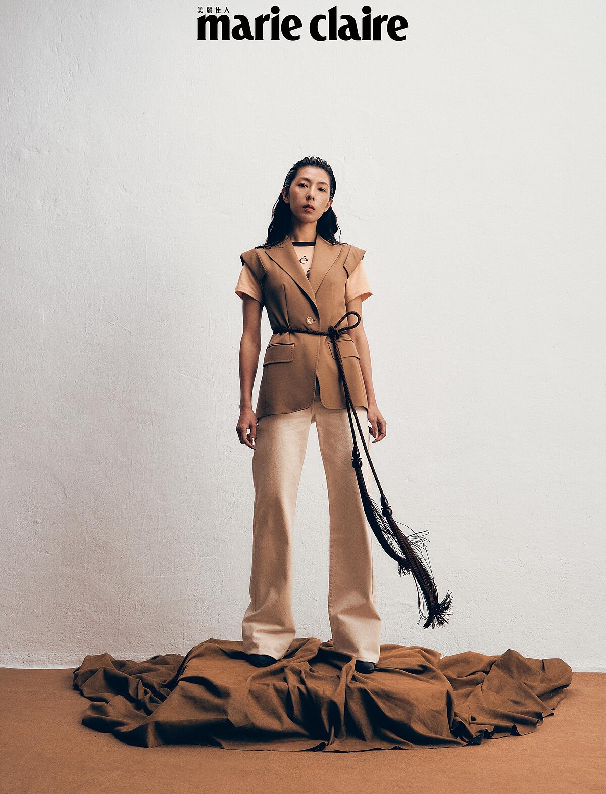 裸粉色短袖T-shirt 、米白色高腰長褲，both by Chlo&eacute;；修身背心、腰帶，both by Max Mara。