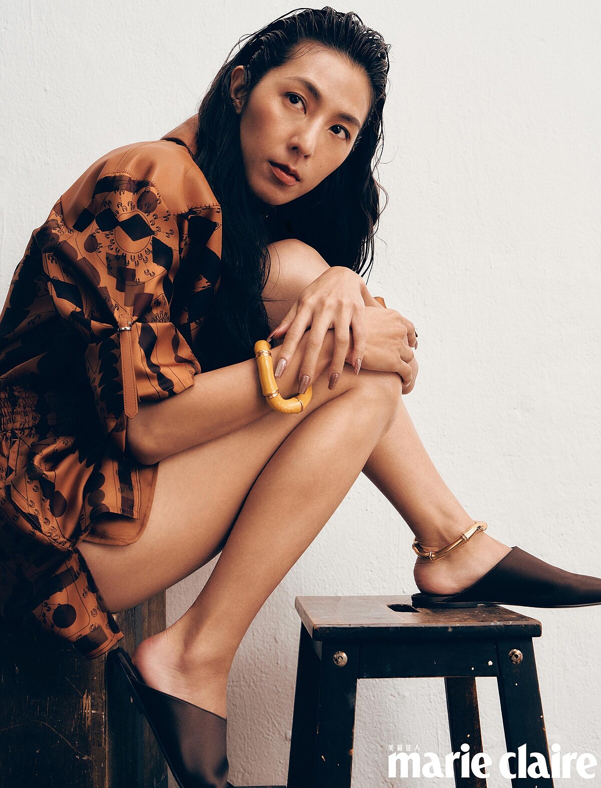  栗棕色斜紋真絲連身短褲，Herm&egrave;s；Alba 緞面平底拖鞋，Loro Piana；金色臂環、綠色手環，both by Gucci。