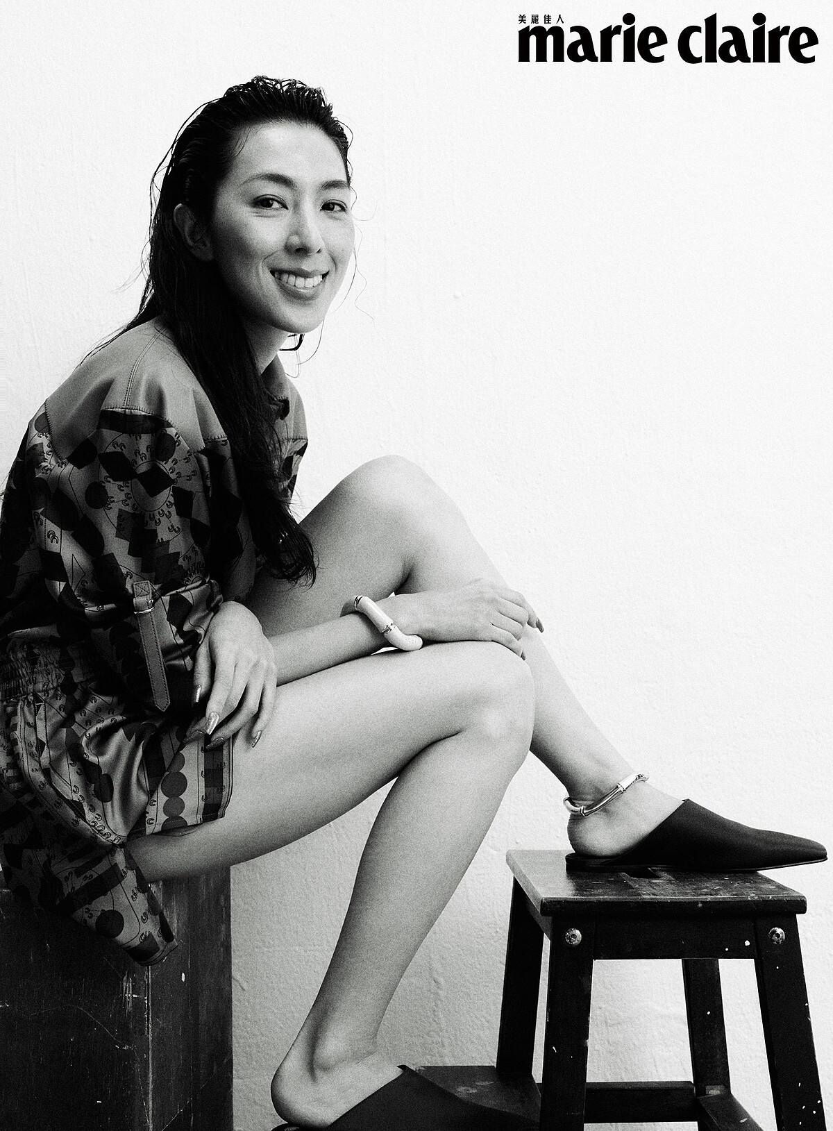  栗棕色斜紋真絲連身短褲，Herm&egrave;s；Alba 緞面平底拖鞋，Loro Piana；金色臂環、綠色手環，both by Gucci。