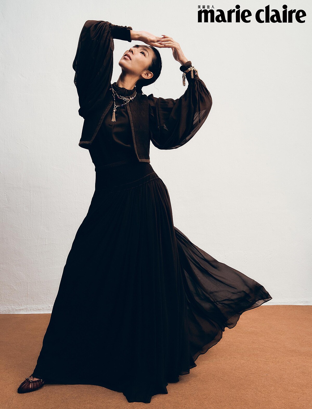  Elisabetta 絲綢刺繡背心、Brace 絲綢刺繡襯衫、Daiane 絲綢刺繡裙，all by Loro Piana；復古金彩色水晶項鍊、復古金彩色水晶手環、酒紅色鏤空高跟鞋，all by Chlo&eacute;。