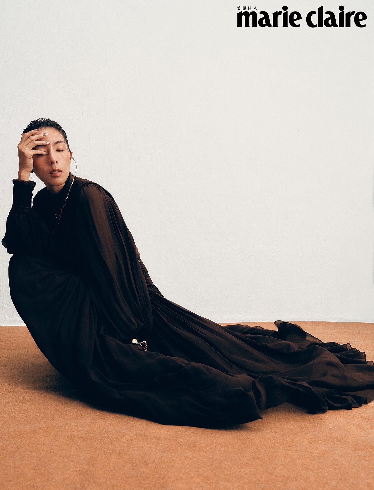  Elisabetta 絲綢刺繡背心、Brace 絲綢刺繡襯衫、Daiane 絲綢刺繡裙，all by Loro Piana；復古金彩色水晶項鍊、復古金彩色水晶手環、酒紅色鏤空高跟鞋，all by Chlo&eacute;。