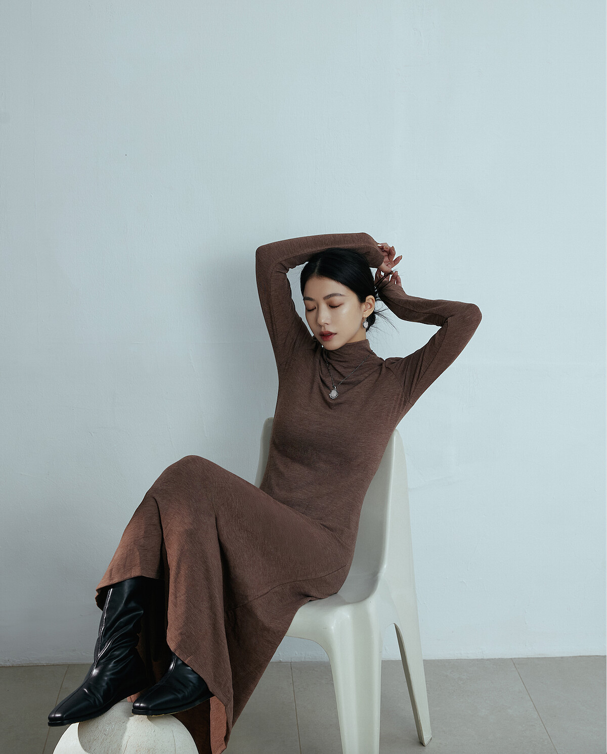 配戴示範圖：2025 HERITAGE系列亞洲限定白色月光石純銀珠寶