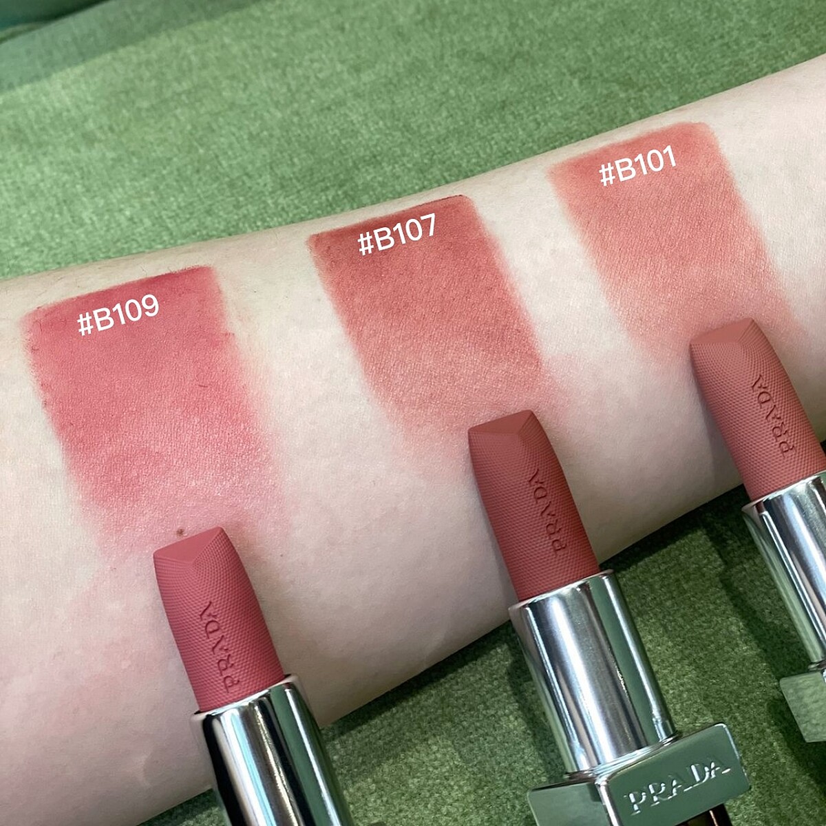 PRADA Beauty尼龍柔霧唇膏麂皮摩卡限定版(#B101廢裸棕、 #B107峽谷紅、#B109 酒漬紅)3.8g，NT1,590