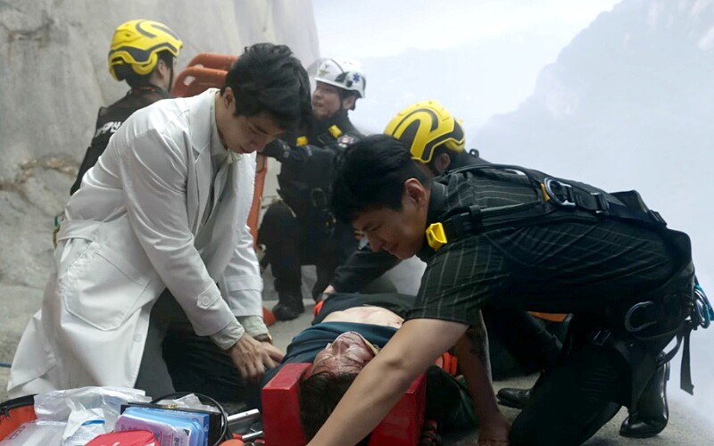 《外傷重症中心》懸崖邊救人 Photo/ Netflix