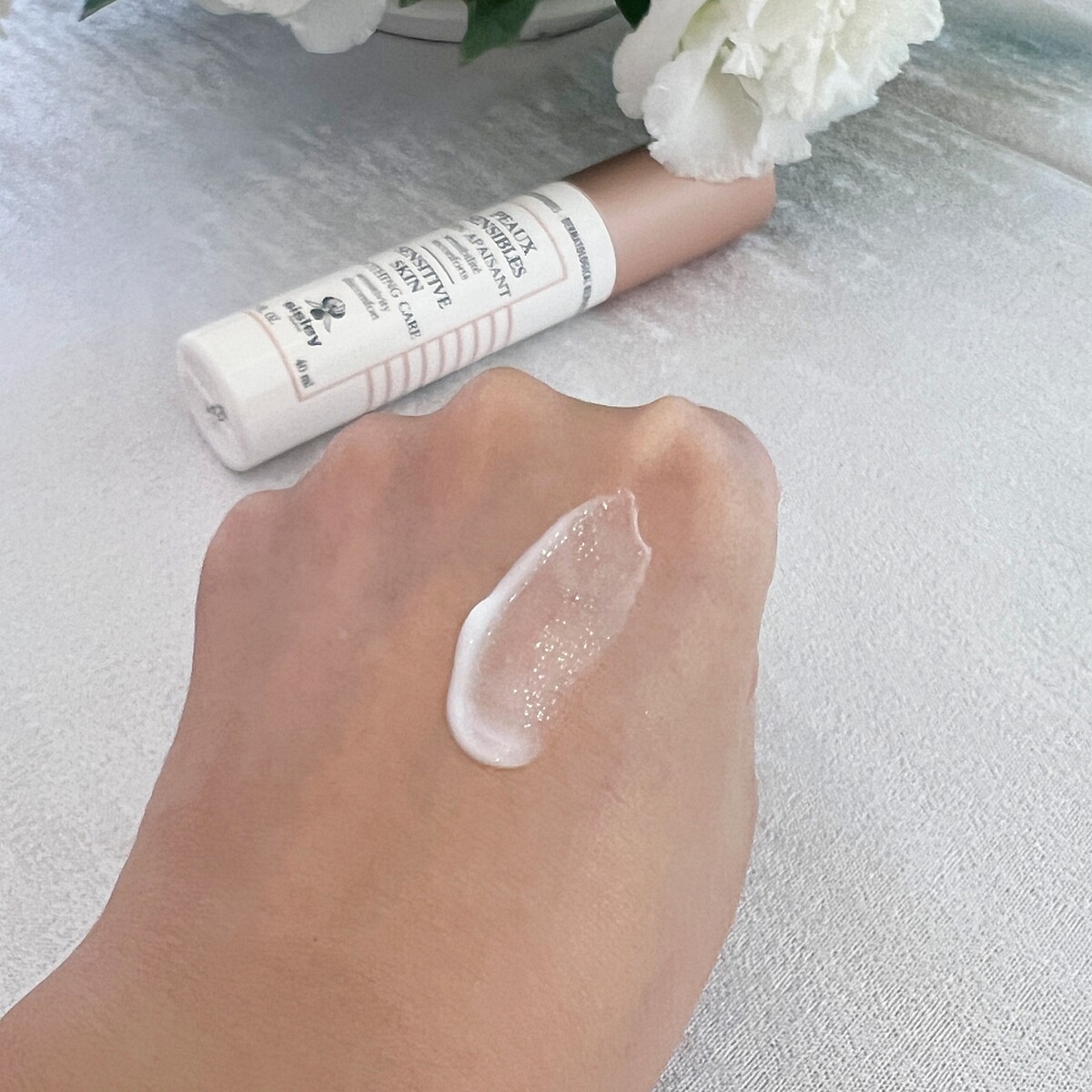 Sisley植物舒緩修復精華乳質地示意。