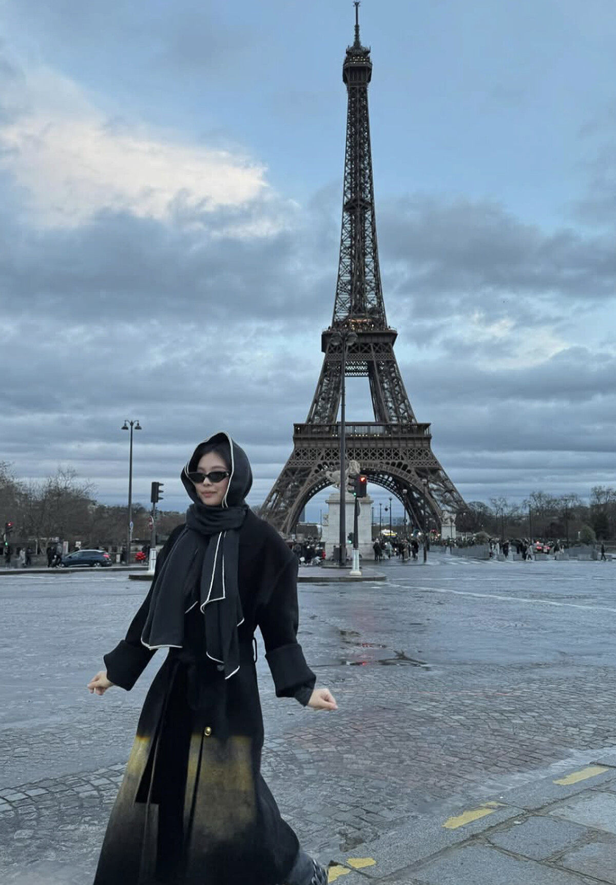 Jennie於冬季參加巴黎高級訂製服裝大秀，看秀之餘就以圍巾造型遊巴黎鐵塔。