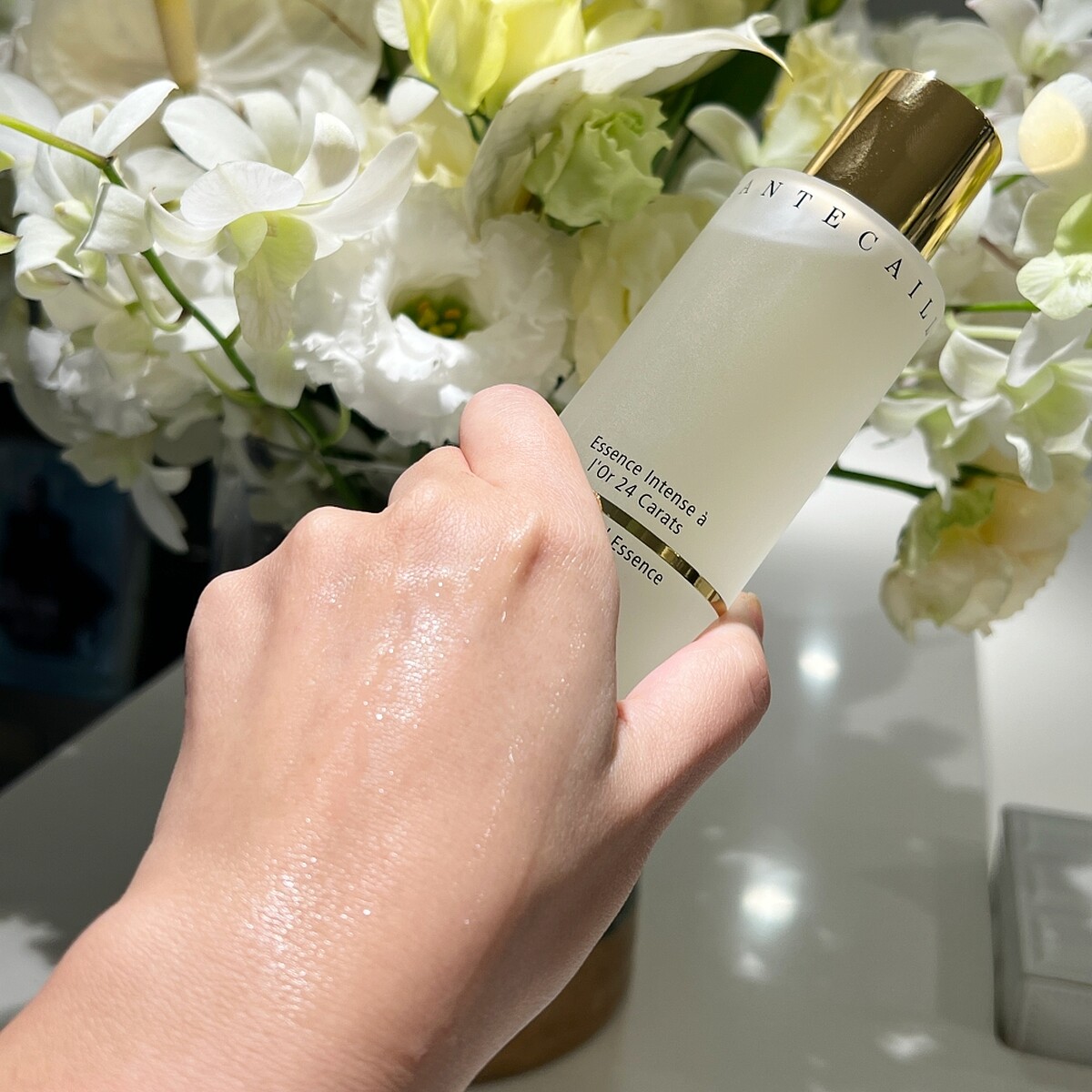 香緹卡極緻純金賦活精萃露質地。