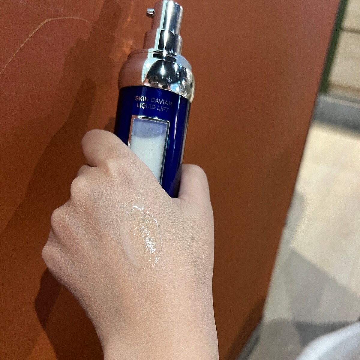 LA PRAIRIE萊珀妮魚子美顏反重力精華質地。