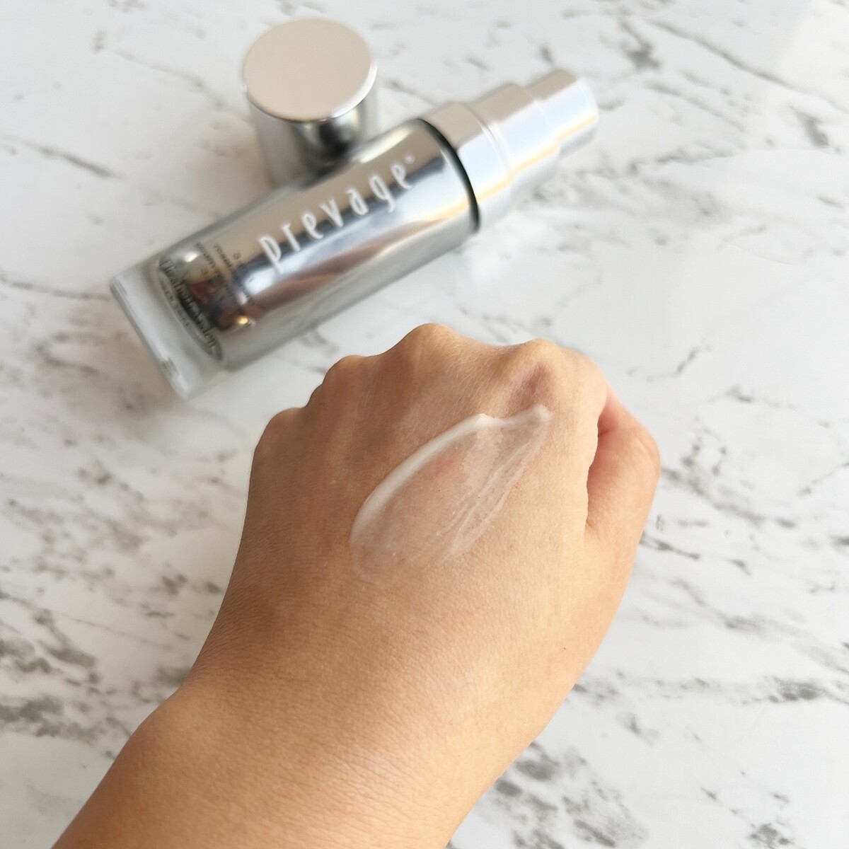 伊麗莎白雅頓艾地苯3合1高效煥顏抗老精華質地。