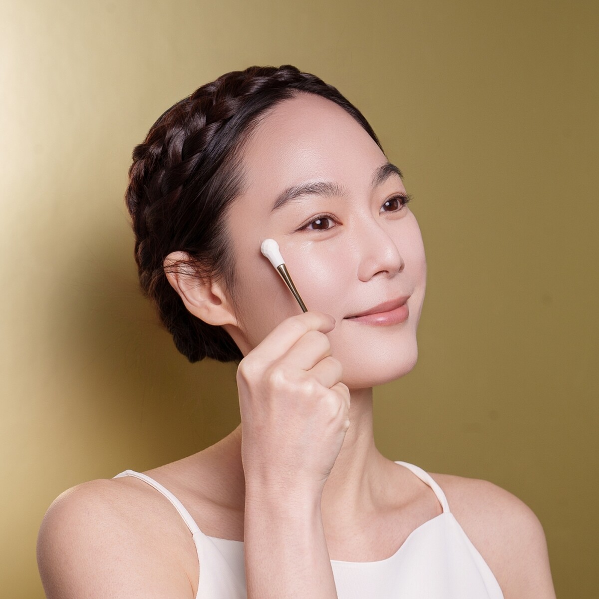 雅詩蘭黛冰瓷旋轉導入棒Model使用情境圖。