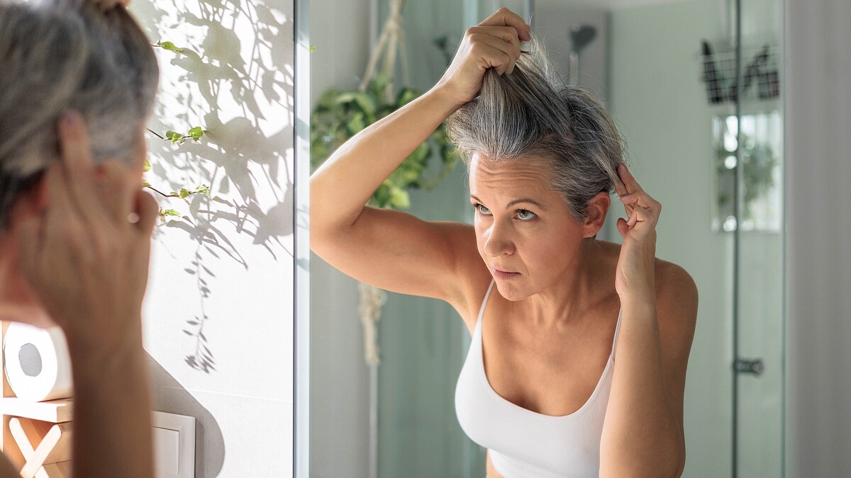 染髮過度易患癌？每次染黑間隔要多久？醫師表示「這樣做」白髮染黑不傷身