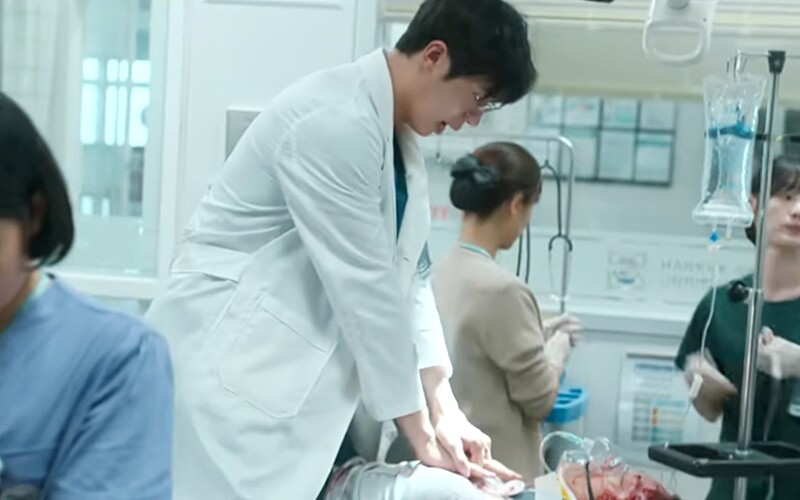 《外傷重症中心》楊載源執行心肺復甦術 Photo/ Netflix