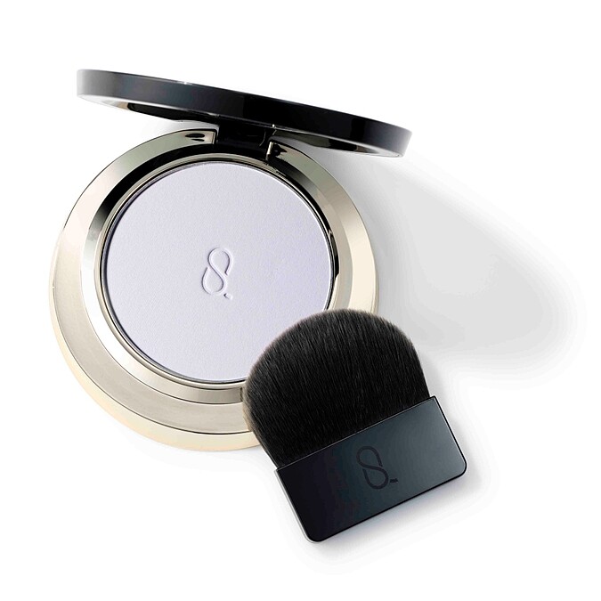 SUQQU晶采輕霧定妝蜜粉餅7g，外盒+蜜粉餅蕊組合價NT3,200。蜜粉餅蕊，單買NT2,100、定妝蜜粉餅盒(附收納袋與蜜粉刷)，NT1,100