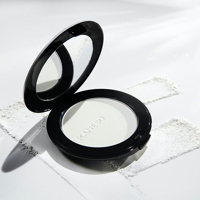 KANEBO晶透活力肌蜜粉餅8.5g，NT2,500、補充蕊8.5g，NT2,100、粉撲，NT180