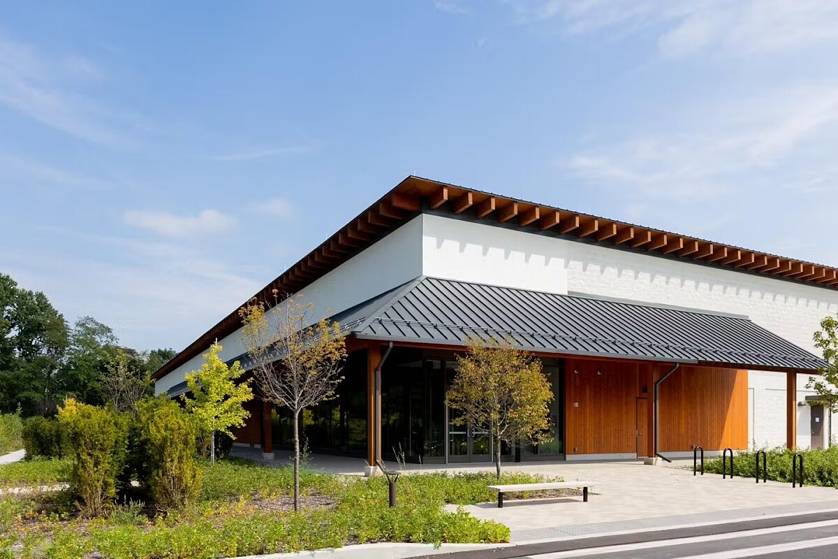 由美國建築事務所 Pelli Clarke Pelli Architects 與日本建築師光井純聯手打造酒藏。