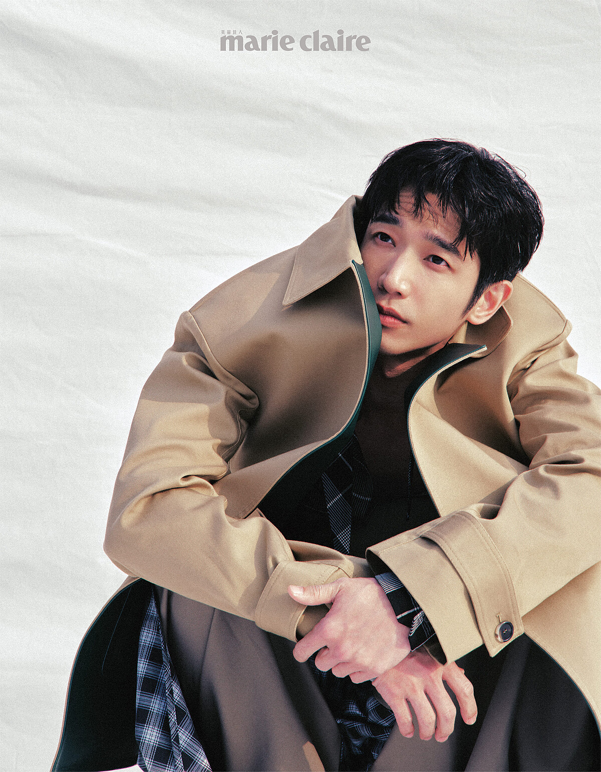 外套、襯衫、褲子，all by Loewe。