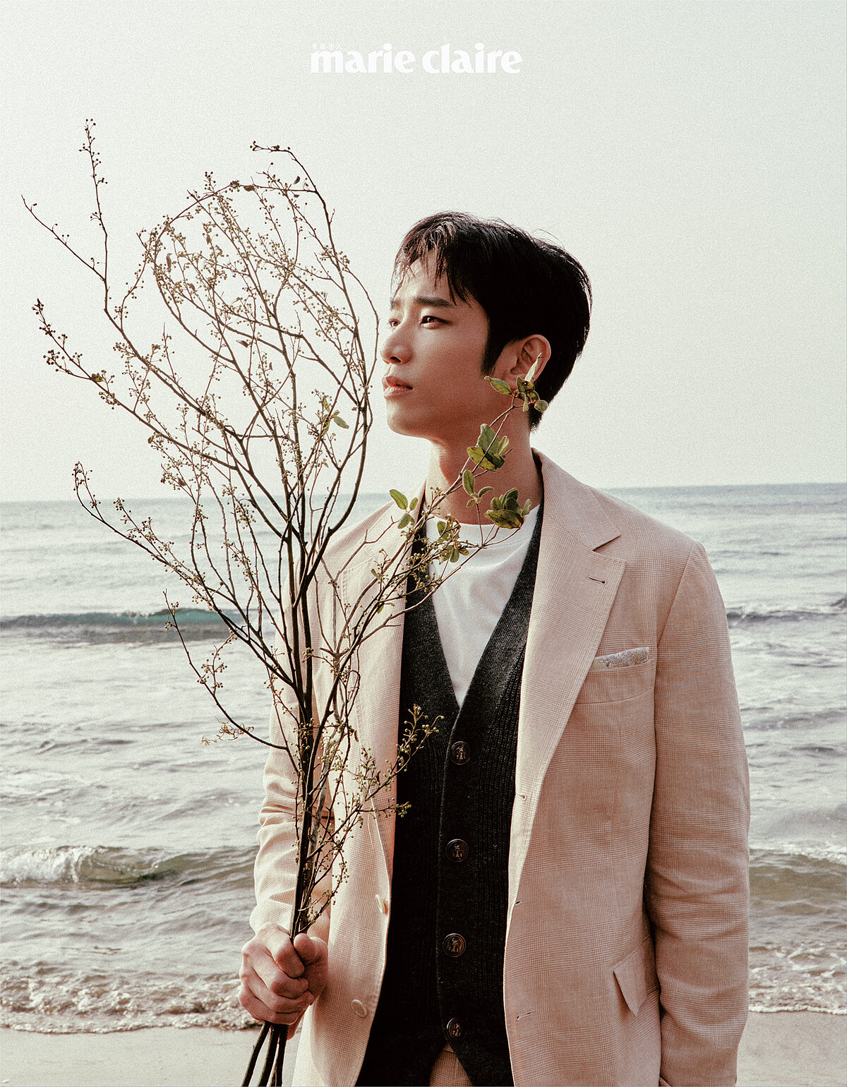 西裝外套、針織衫、上衣、領巾，all by Brunello Cucinelli。