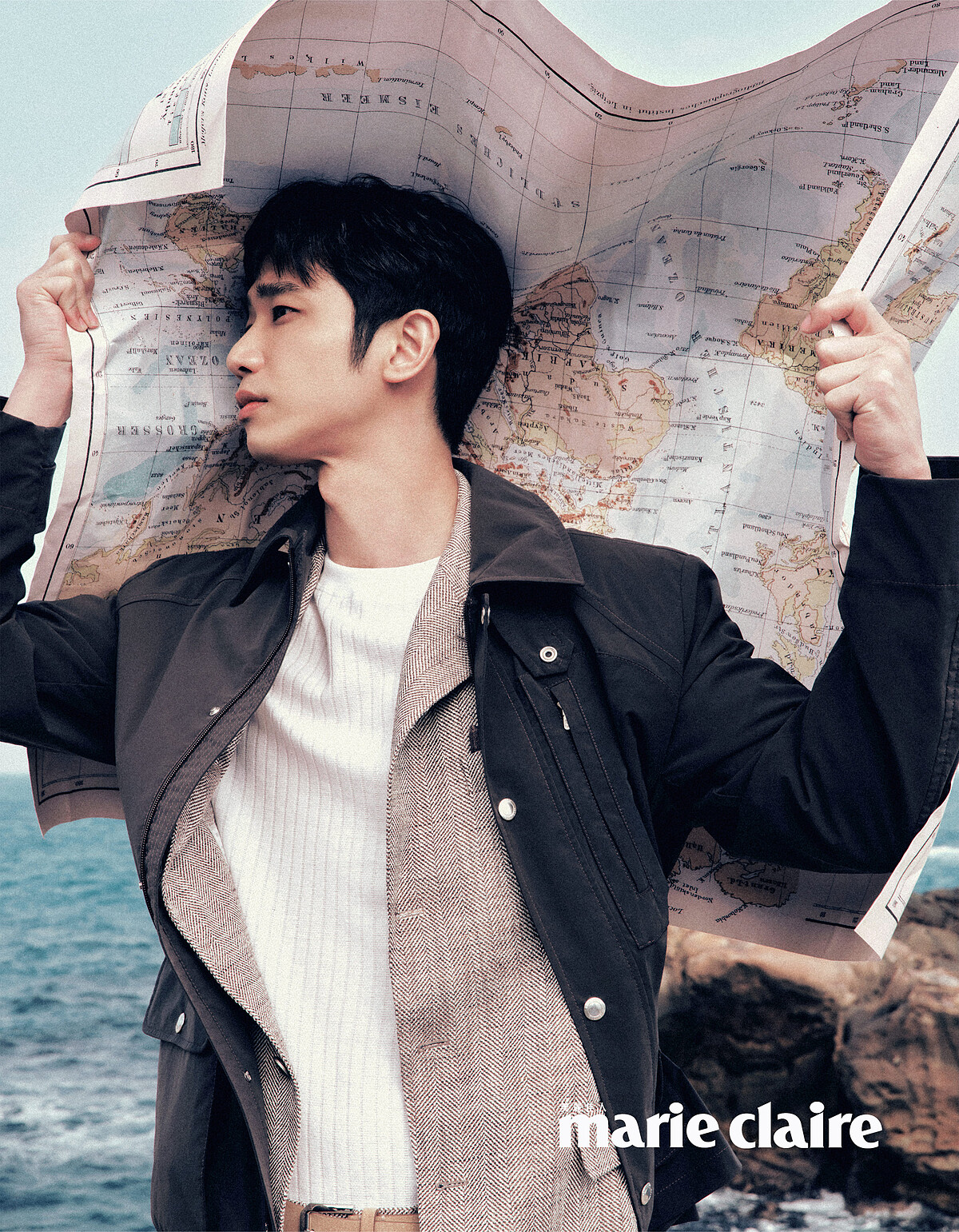 夾克、西裝外套、上衣、領巾，all by Brunello Cucinelli。