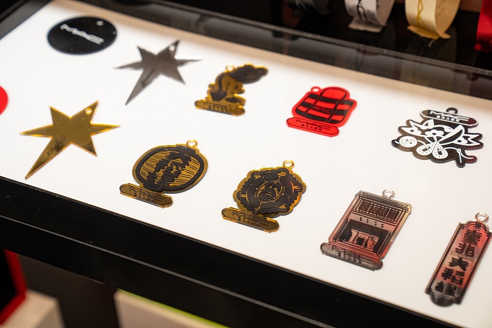 M.A.C台北大稻埕禮物概念店才有的客製禮盒掛飾圖騰。