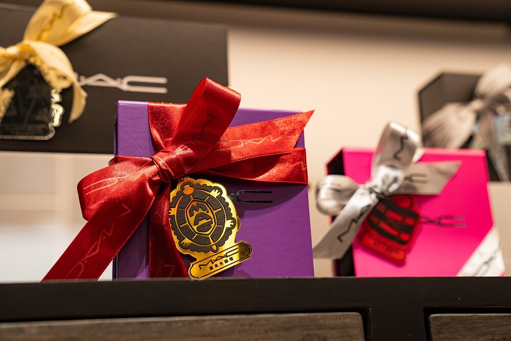 M.A.C台北大稻埕禮物概念店提供客製禮盒服務。