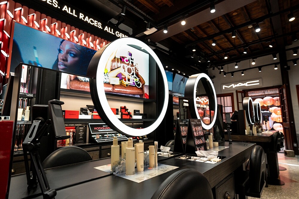 M.A.C台北大稻埕禮物概念店中的翻新古董桌智慧試妝台。