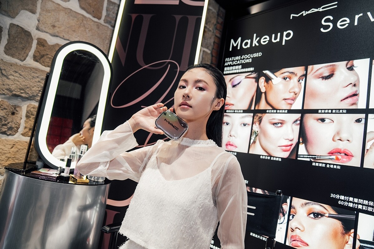 M.A.C彩妝趨勢「月光肌X極光紫」示範。