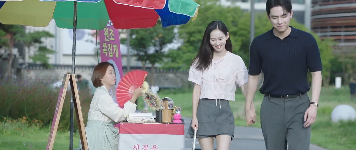 右邊背對鏡頭者是前輩圭林，人人皆戀愛，唯獨她繼承霸總下不了班一直在講公事