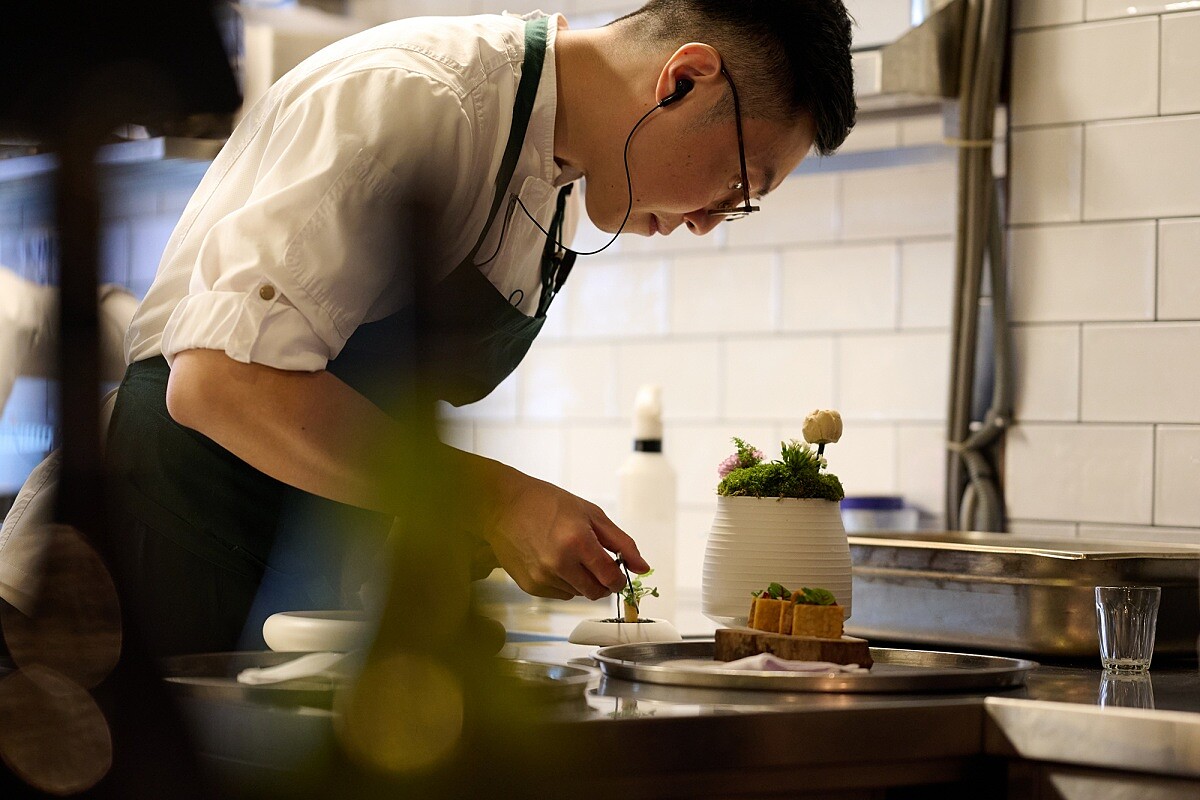 Chef Steve 巧妙運用多樣的植物與花材裝飾為餐桌增色不少。