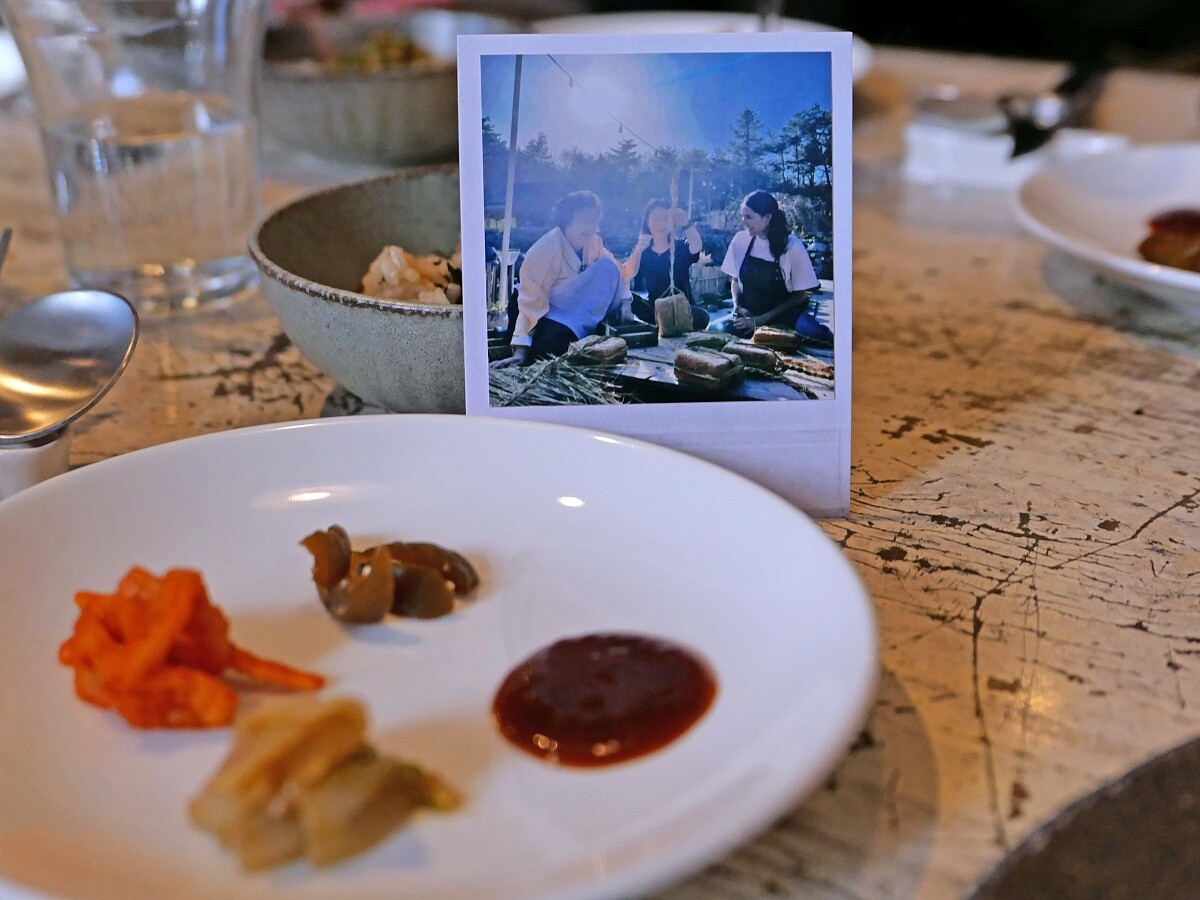 Chef Amy 向韓國當地泡菜大師習藝。