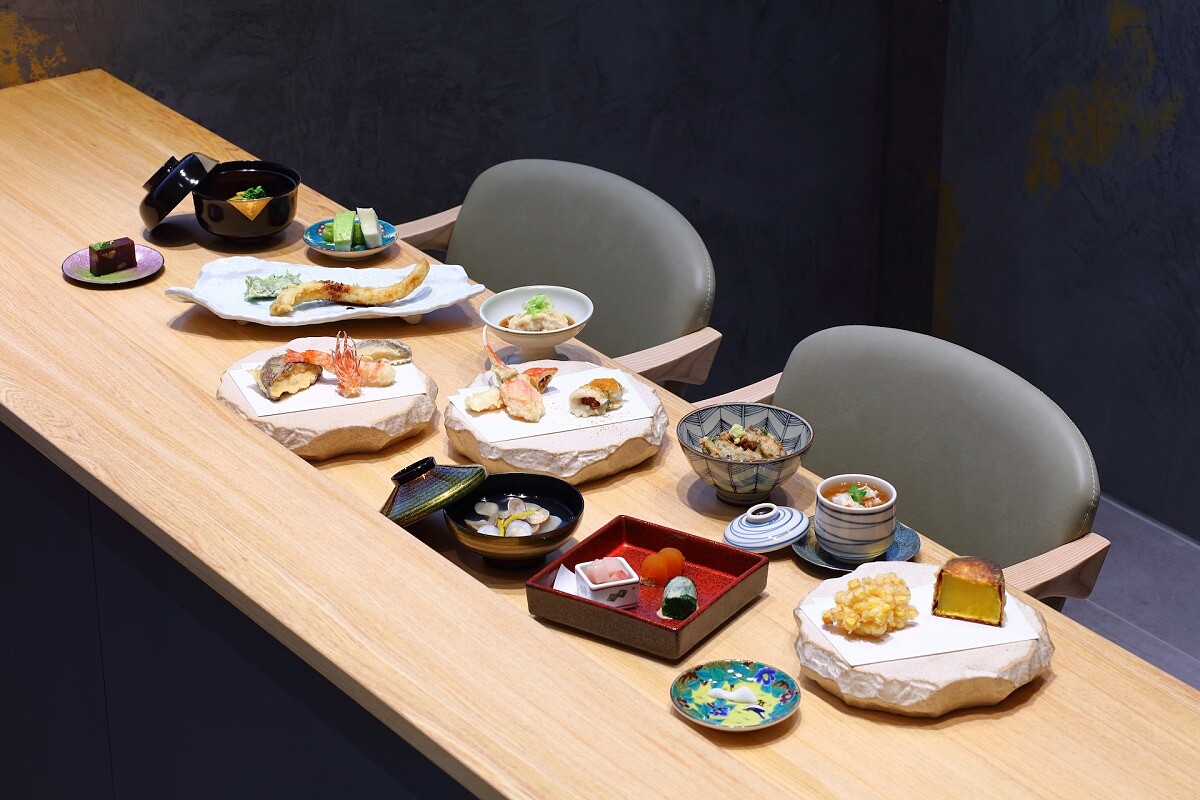 套餐供應順序依據懷石料理作為基礎延伸，以前菜、御椀、蒸物、煮物與甜點、水果，藉此展現日本料理必備的季節風情。