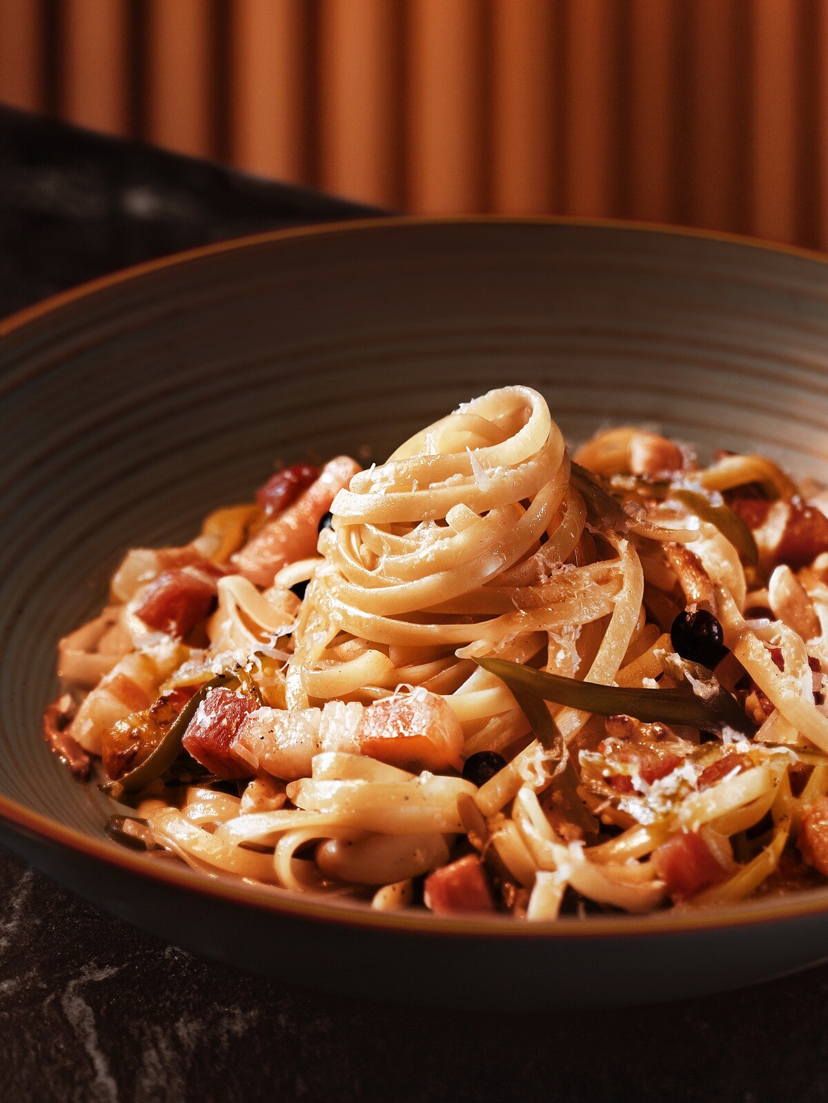 「剝皮辣椒奶油培根義大利麵」。