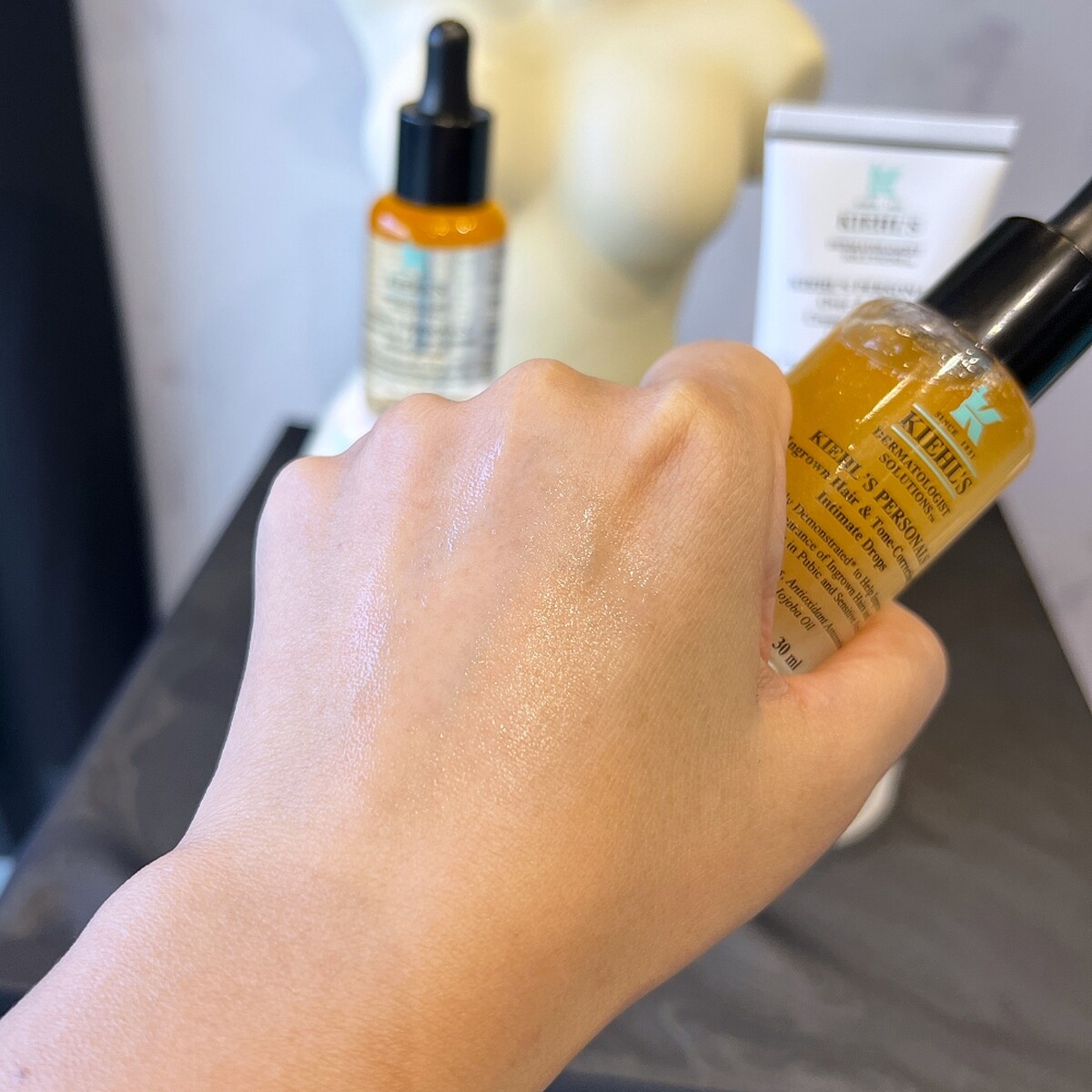 Kiehl&rsquo;s契爾氏私密理毛修護美白精華質地示意。