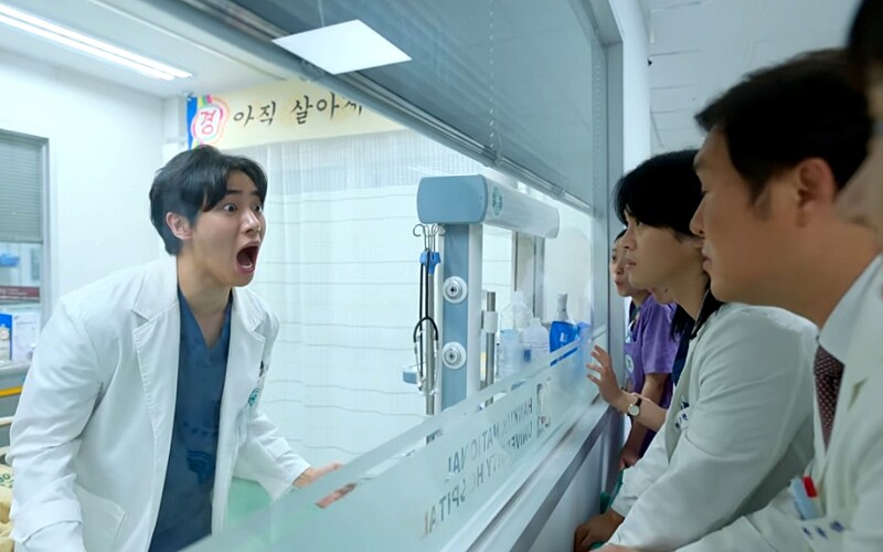 《外傷重症中心》激動的楊載源 &copy; Netflix