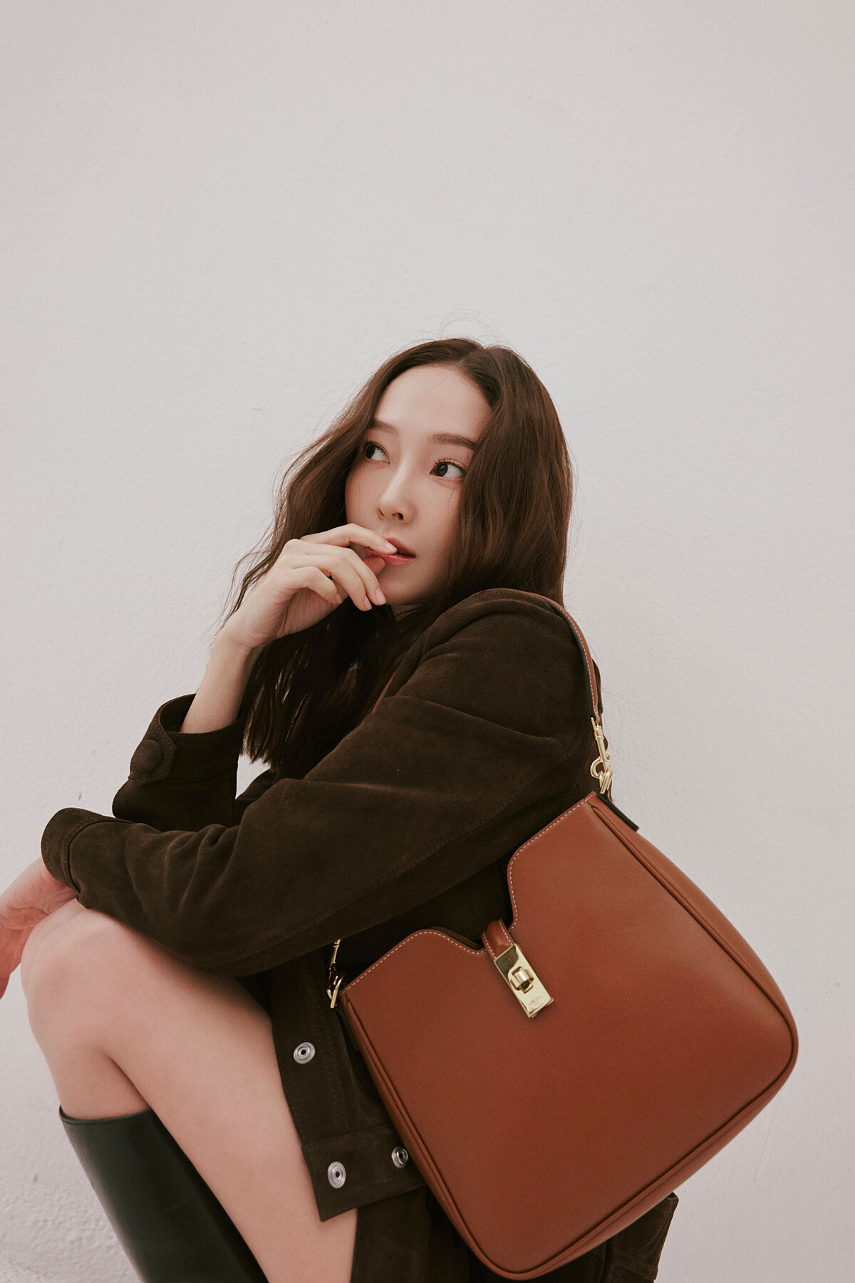 鄭秀妍Jessica則揹上棕褐色CAMILLE 16 SOFT手袋搭配同色系獵裝夾克,呈現都會女子獨有的率性優雅魅力。