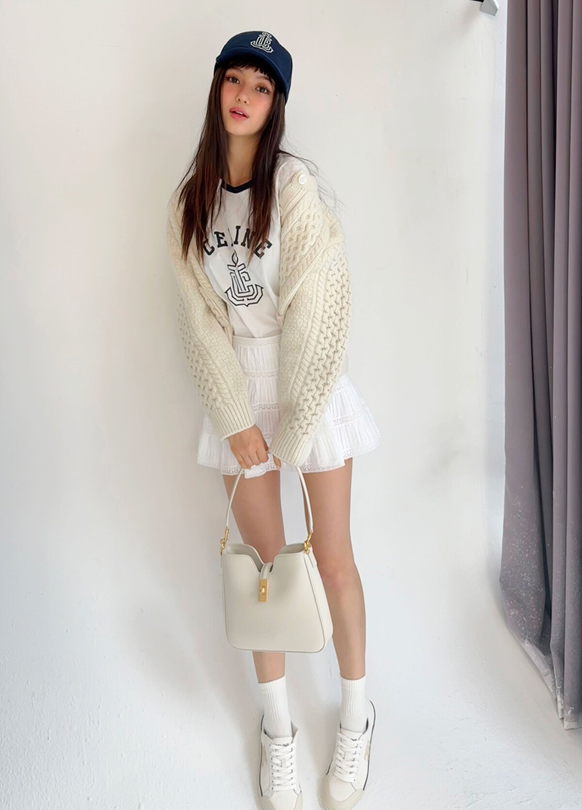 NewJeans Danielle以全白ONE TONE的俏麗LOOK,拎上米白色CAMILLE 16 SOFT手袋,散發出超吸睛的活力甜美樣貌。