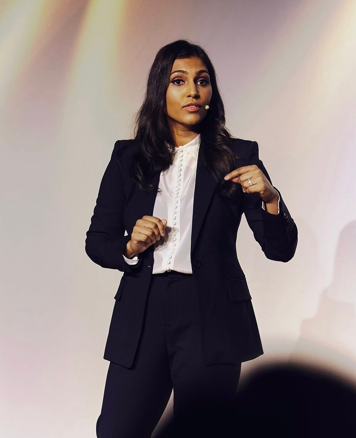 Saranya P. Wyles，醫學博士、哲學博士，透過細胞老化（衰老）和再生醫學的角度，專注於皮膚老化和傷口癒合的科學研究。Wyles 醫生目前工作的目標是開發新的再生療法和皮膚科臨床試驗，以對抗衰老細胞以及與年齡相關的皮膚疾病的有害影響。