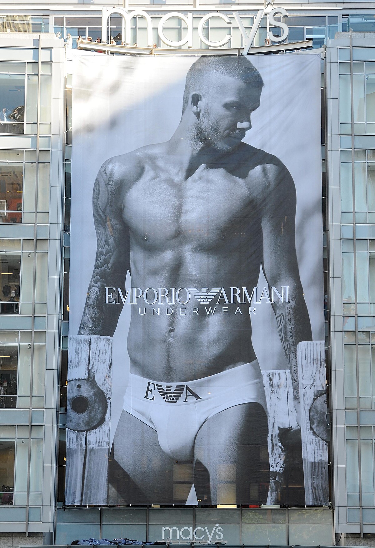 義大利時尚品牌Emporio Armani 邀請足球金童大衛貝克漢擔任內褲代言人。