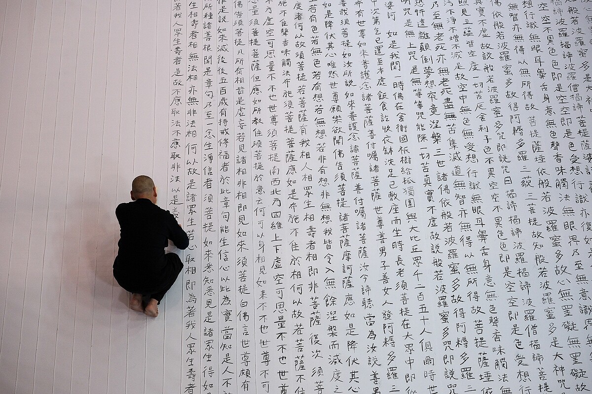 高美館《行者十步:蔡明亮》將於2025年5月月登場|蔡明亮於龐畢度中心抄寫經文,王雲霖攝