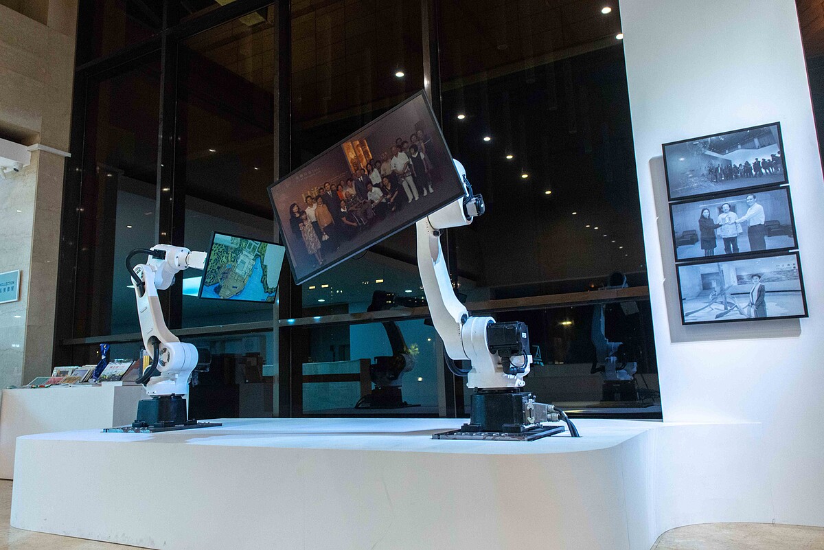 高美館《映遇時光》展演計畫與E Ink元太科技、上銀科技跨域合作,擴大電子紙看板的運用形式。